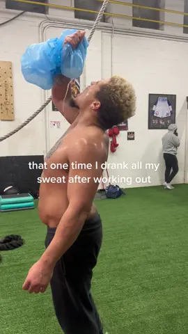 guy in the back was stuck 🤣 #shredskinz #drinkingsweat #saunasuit #sweatingeverywhere #wrestlingtok 