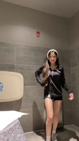 this song got me out here dancing at work too #topgolf #newjeans_omg #newjeans #bunnies #fyp