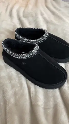 Unbox my black @ugg Tasman’s with me 🖤 . . . #ugg #uggslippers #uggs #uggtasman #blackuggtasmanslippers #viral #casual #style #fashion #shoes #slippers #outfit #outfitinspo #adanola #cosyoutfit #cosyvibes #outfitstyle #unboxing #ugglife #uggseason #uggshoes #uggstyle #outfitinspiration #tryonhaul @adanolaofficial 