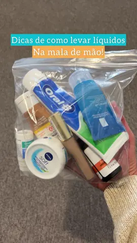 Como levar líquidos na mala de mão pra voos internacionais 👇 ✅ Os líquidos devem estar em frascos de no máximo 100ml ou 100gr (podendo estar no rótulo original ou não) e o total deve somar no máximo 1 litro (10 frascos de 100ml). ✅ Por mais que você tenha um creme que esteja no finalzinho, se a embalagem for maior que 100ml vai ter que jogar fora. ✅ Todos os líquidos devem caber em um ziploc transparente de 20x20cm. Só é permitido apenas UM ziploc por pessoa. #maladeviagem #maladecabine #malademao #viajar #viajarbarato #vidamochileira #dicasdeviagem #brasileirospelomundo #americalatina #voosinternacionais #fyp 