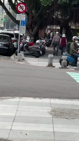 有很多人會覺得愛一個人 時間久了就會失去新鮮感 其實不會 愛到相愛的人 真的會越來越愛 從愛上一個人的那一刻 就沒有想過回頭 愛你没有任何目的 只是因為愛你 只要你不離,他就不棄 有時候很美慕老一輩的愛情 一紙婚約就是一輩子 東西壞掉的就修理 不會像現在壞掉要換新的 #牽手 #老夫老妻 #愛情故事 