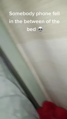 Vivo v20 fell in the between of the bed 💀💀💀
