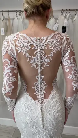 The ultimate fitted gown! 🖤 #wedding #weddingdress #weddinggown #fittedgown #gorgeous #elegantwedding #lowbackweddingdress 