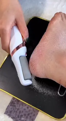 Lixador de Pé Elétrico categoria:(saúde e beleza) gostou? então entre no link na bio do meu insta! Descrição】	 Material do produto: ABS + cabeça de roda de moagem Modo de moagem do pé: 2 (rápido/lento) Tensão/potência/capacidade da bateria: 3,7V/2W/500mAh Peso de metal nu: 106g Tamanho de metal nu: 19,2 * 3,6 cm Função: esfoliar, moer os pés	 	  O Pacote inclui】	 1pc x Moedor de Pé Elétrico	 	  Aviso】	 Devido à diferença entre monitores diferentes, a imagem pode não refletir a coisa real. #compras #shopeeachados #comprinhas #comprinhas #comprinhasshopee #vibedodia #comprinhasshopeebrasil #achadinhoshopee #achadinhos #achadinho #shopeebrasil #achadinhoshopee #shopeebrasil #compraonline #shopeecheck #foryou #fy #fyp #fypシ 