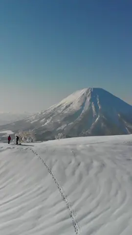 Mt Fuji , winter skiing season in Japan . Can you rate it 1 to 10?  日本を代表する美しい風景である富士山🗻 #japantravel #mtfuji #reels #reelsinstagram #reelsvideo #trendringreels #tiktokjapan 