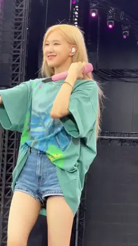 My Blonde girllll makin2 😍😍 #Rosé #BLACKPINK #BORNPINKinBangkokday2