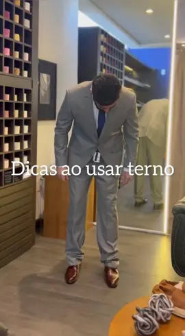O aspecto principal para você estar bem vestido no seu terno é o caimento das peça ao seu corpo. #modasocial #ternos #alfaiataria #modamasculina #vibedodia #mrsuits #fyp #fy #viral 