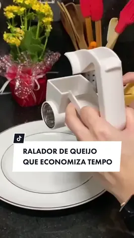 Pra economizar tempo na cozinha. #ralador #raladordequeijo #raladorrotativo #raladormanual #vibedodia #organizedhome #cozinhaorganizada #viral #fypage #shopee 