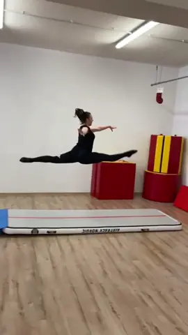 #split #elements #deschoolofgymnastics #degimnastica #fly #acrobatics #acro #acrodance #learning #training #kids #gymnasticschallenge #gymnastics 