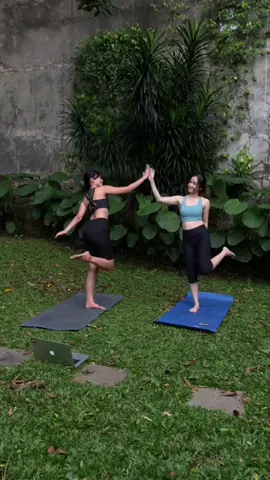 Yoga session with @biani ✨🤍 #yoga #yogabeginner #fyp 