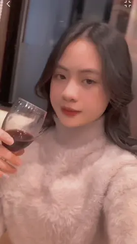 So với việc say đắm một ai đó.Em nghĩ mình hợp với việc say xỉn hơn 🍷🍷 #capcat 