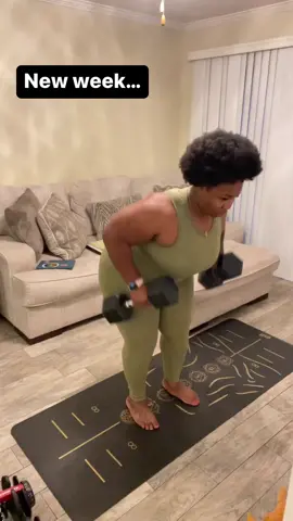 Share in the comments one thing you’re most proud of about who you are today. What are you standing ten toes down on in your life as it is?   Outfit: @lululemon  Weights: @bowflexofficial  #mondaymotivation #mentalhealthmatters #toxicpositivity #fitnessfreak #blackgirlsworkouttoo #selflove