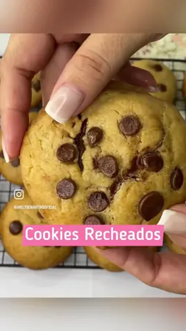🍪COOKIES RECHEADOS COM NUTELLA Já salva a receita pra não esquecer!  👉🏻Massa:  200G de margarina ou manteiga 160g de açúcar mascavo ou demerara 120g de açúcar cristal ou refinado 1 ovo grande 420g de farinha de trigo SEM fermento 1 colher de sopa de fermento em pó 90g de chocolate em gotas nobre ou fracionado (gosto de misturar e fazer meio a meio) 👉🏻Recheio: Nutella ou qualquer outro recheio que você desejar Rendimento:  👉🏻20 cookies sem recheio 👉🏻14 cookies com recheio Pesagem: 👉🏻Cookies recheados: 80g de massa + 25 a 30g de recheio congelado 👉🏻Cookies sem recheio: 50g de massa Esse vídeo é uma versão reduzida do vídeo completo. Você encontra o vídeo completo no Canal e nele está o passo a passo com detalhes e informações importantes, como modo de preparo, validade, rendimento e embalagem. Para assistir a versão completa clique no link que está na Bio ou se inscreva no Canal Anelyse Martins. #cookies #cookie #confeitaria 