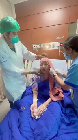 ya allah hari ne tindakan pengeluaran cairan impeksi yang ada di gusiku semoga saraf2 ku baik baik aja …dan terpaksa muka bengkakku di bungkus perban lagi 😭🤲🏻🥹