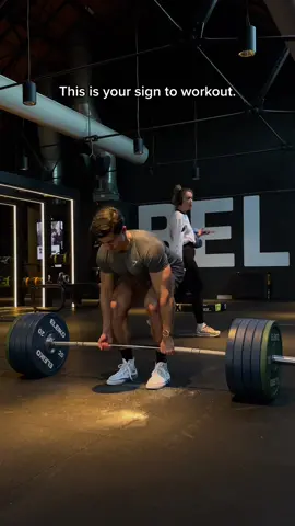 Get those gainsss 🫵🏽 #deadlift #GymTok #motivation #fyp #voorjou 