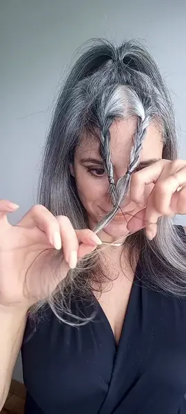 Penteado que viralizou no insta🥰 Quem gostou: compartilha, curte e guarda pra fazer também! #amomeucabelo #penteados #penteadofacil #greyhairdontcare #silverandfree #silversisters #whitehairdontcare #grisalhasassumidas #greyhairjourney #greyhair #greyhairrevolution  #cottonhairedwoman  #cabelosgrisalhos #cabelosbrancos #jovensgrisalhas #transicaogrisalha #youngandgrey #ditchthedye