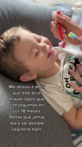 En el video anterior tienen la info de cómo lo logramos!! Antes era IMPOSIBLEEEEE que abra la boca y se deje. #dientesbebés #bebestiktoks 