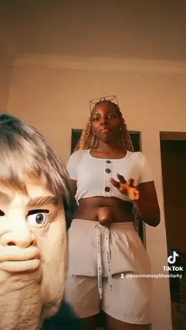 That's A Serious Outer Bellybutton.  #bellybutton #dance #reels  #beautifulwomen #reaction #saysimon #comedy #weird 