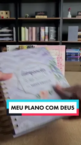 Meu plano com Deus De R$89,90 por R$56,90 33% OFF Meu plano com Deus associa planejamento pessoal, definição de metas e prioridades espirituais. Além das meditações diárias, com espaços para aplicação pessoal, oração e gratidão, este planner traz, mensalmente, campos para registro de motivos de oração, relacionados a cada área da vida, e objetivos espirituais a cada semana, agenda para apontamentos de compromissos e datas importantes. #plenitudedistribuidora #meuplanocomDeus #planner #devocional 