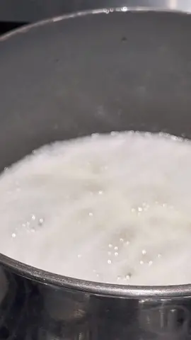 Insanity!! I fried in this oil over the past weekend and it did great I made empanadas I made French fries perfectly like normal and 2 nights ago this happened again while making fries! Oil is clean I have changed brands different pots idk what else to do to make this stop! SEND HELP! Maybe some oil company has the answer 🤔 #oilfoam #oil #fryinggonewrong 