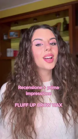 Spoiler: ha già un posto nel mio 💗🥹 È una cera modellante per sopracciglia, che le lascia morbide ma disciplinate ✨ Lo proverete? Fatemelo sapere 👀!! #makeuptutorial #makeupitalia #benefitcosmetics #recensionemakeup 