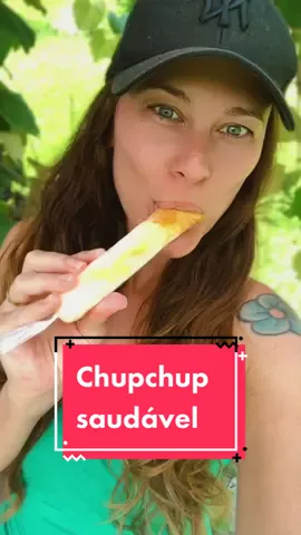 Como chama isso na sua cidade??? Aqui chamamos de chup chup !! 😋 INGREDIENTES  200ml leite desnatado 1 copo iogurte natural desnatado  2 scoops de whey (sabor da tua preferência, esse ingrediente é que vai saborizar o chupchup e deixá-lo proteico, sendo ideal até para um lanche da tarde!) Menos da metade de uma colher de sopa da goma xantana (ela vai deixar cremoso e sem aqueles flocos de gelo )  BATE TUDO NO LIQUIDIFICADOR!! #fy #fyp #chupchup #sacole #dimdim #chupachup #verao #picole 