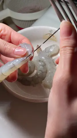 How I devein my shrimp :) #deveiningshrimp #rawshrimps #howtodeveinashrimp #shrimpdeveiner 
