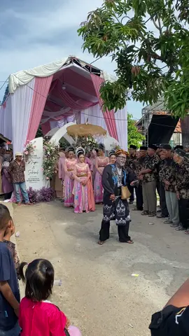 Yuhuuu yuyuyuyuuuu ambu lengserrr mincrak gk suh #fyp #fypシ #masukberanda #masukfyp #lucungakak #ngakakkocak #ngakakparah #ngakakparah #ketawangakak #lengsersunda #lengserambu #viral #fouryoupage 