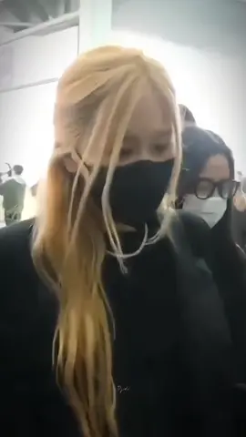 PARK CHAEYOUNG CAKEP BGT😤😩 #ROSÉ at ICN Airport flying to Hong Kong! @ROSÉ #ROSÉ #roséforyou #blackpink #fyp 
