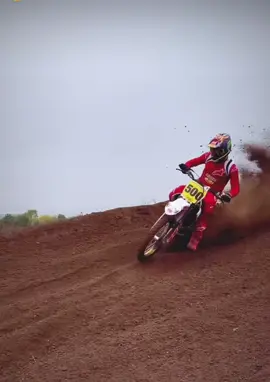 Neville Bradshaw nailing some corners on 999lazer's yz500 😍💨 #2stroke #mx #fyp #viral #dirtbike #motocross #yamaha #yz500 
