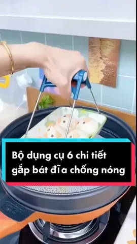 Bạn thường xuyên hấp đồ ăn, hay đơn giản chủ lấy đồ ăn trong lò vi sóng nhưng không bị rơi ra ngoài, thức ăn dính vào khăn thì cũng đổ vỡ, nặng hơn nữa là bỏng tay. Đây là set dụng cụ cầm đồ nóng chính là giải pháp tối ưu cho chị em chúng ta. Thật sự rất cần thiết trong nhà bếp mà nhà nào cũng cần phải có #kepgapnong #kepgapnongthongminh #kepnhacbat #kepinox #kepinoxgapnong #gangtaybacnoi #gangtaychongnong #miengruabat #miengruabatdethuong #miengruabatsilicon #dungcunhabep #bogapnong 