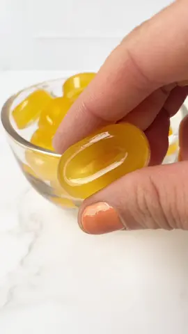 Gomitas sin azúcar de limón mandarino 🤤 fans de las gomitas levanten la mano ✋🏻🧡 ✨ Ingredientes 14 gr (2 sobres) de gelatina sin sabor  2 c/das de eritritol @best4uco endulzante sin azúcar de preferencia  3/4 tz (4-5 limones) de zumo de limón mandarino o zumo de fruta cítrica que prefieras  . . . . . #gummies #gummie #lifesaver #lifesavers #lifesaverchallenge #lifesavergummies #gomitas #gomitaschallenge #gomitassaludables #gomitasacidas #recetafacil #sinazucar #sugarfree 
