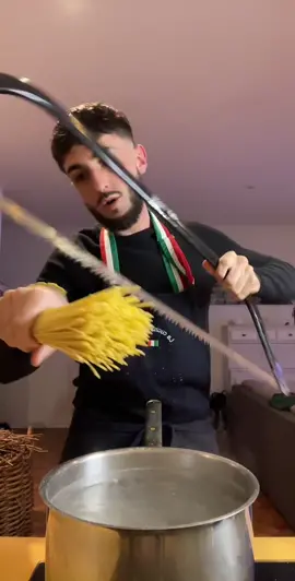 #collage avec @𝕿𝖔𝖒 𝕯. 𝕾𝖆𝖜𝖞𝖊𝖗 ♡ @nicolofedericoferrari on va les laisser avec leurs coquillettes, leurs crèmes fraîches e basta 😂 #fyp #foryou #foryoupage #fypシ #spaghetti #challenge #recette #cuisine #stopharcellementdesrecetteitalienne #stopharcelementsurlesspaghetti 