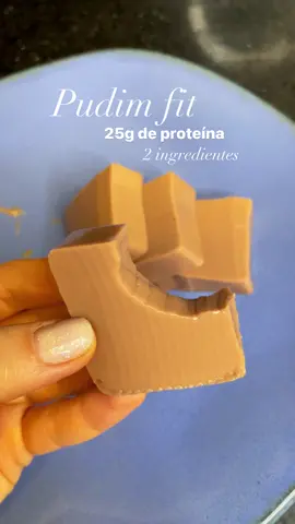 julianamarinhuk Muito fácil de fazer, você precisa de apenas 2 ingredientes para fazer essa receita. Ela é demais, já SALVE e COMPARTILHE essa sobremesa saudável que serve para família toda ❤️ Ingredientes: 250 ml de shake de proteína (sabor de sua preferência) 1 pacote de gelatina incolor  Modo de preparo: Separe 50 ml do shake e misture com a gelatina. Leve ao forno de microondas por até 30 segundos e misture bem. Coloque a mistura no shake e agite. Leve para a geladeira por pelo menos 2 horas. Essa receita proporciona 25 gramas de proteína por unidade, pois a gelatina sem sabor é rica em proteínas. #pudim #pudimfit #docefit #receitas #receitasfit #receitassaudaveis #semacucar #semgluten #semlactose #emagrecer #emagrecimento #wheyprotein