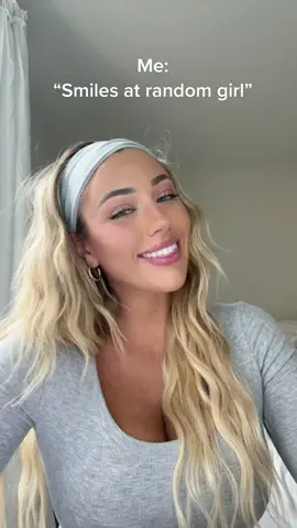 Please tell me im not the only one who experiences this 🥺 #fyp #girlfriends #meangirls #strangers #smile #dirtylooksfromstrangers #viral #relatable 