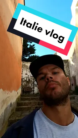 Mapsme, une des meilleures applications de voyage à télécharger sur ton cell 📌🇮🇹🏄‍♂️🤙#italia #explore #quebectiktok #backpack #voyage #hostel #tiktokquebecois #tiktoktraveling 