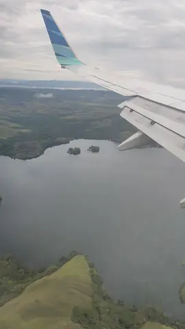 #GarudaIndonesia landing sequence at #Sentani airport, also known as Dortheys Hiyo Eluay airport, to #Jayapura from #Jakarta #CGK #DJJ #PapaKilo #IndonesiaSKY October 10, 2022