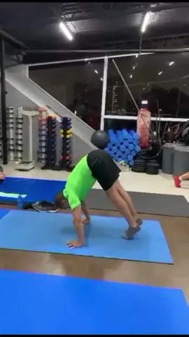Exercícios com o próprio peso do corpo também ajudam na corrida. Vai encarar um #handstand ? #runnerstiktok #runnerslife #canalforrunnersbr