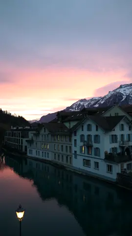 Nuestro último amanecer en Interlaken, Switzerland 🇨🇭🏔️ . . . #switzerland #interlaken #morning #morningvibes #travelphotography #travelblogger #amanecer #mountainlovers