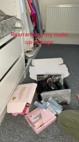 I needed to put way my new make up and skin care, and needed up reshuffling it all about. #storage #makeupstorage #tidyup #newcosmetics #newmakeup 