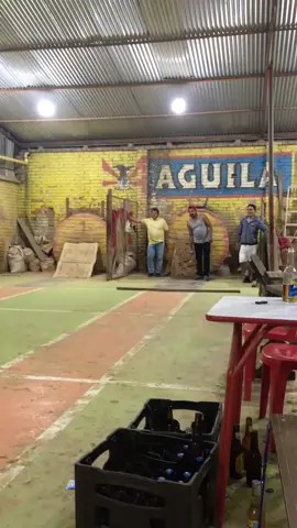 Haciéndole al ejercicio 🥌🥤 #parati #viral #jugandotejo #profecionalesenelarea #peroquemas😎 #frypgシ #fryends #bogota🇨🇴 #estoescolombiapapi🇨🇴 #tejo #cervezacorona #bocin 