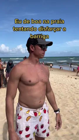 Eu de boa na praia tentando disfarçar a barriga: engoli a barriga, coloquei as mãos na cintura, levantei um braço, os dois, mas no final nada deu certo e eu continuei barrigudo! 🤣 #barriga #treino #academia #musculação #shape #corpo #hipertrofia #maromba #Fitness #verao #ferias #crossfit #dieta #emagrecer #comoemagrecerrapido #emagrecimento #perderpeso #queimargordura #perderbarriga #comoperderbarriga #peso #fotografia #barrigatanquinho #gordo #emforma #fit #comofazer #dica #dicas #praia #mar 