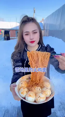 chinese lady eating noodles and eggs fast in the cold #noodles#eggs#fast#cold#foryou