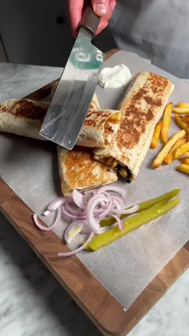 شاورما راب 😋🌯 . . المقادير: دجاج صدور فيليه / بهارات مشكلة / زيت زيتون / ملح / ثوم / بطاطس / مخلل / بصل / خبز تورتيلا . . الطريقة: أقطع صدور الدجاج بالنص (عشان تكون نحيفة) وأتبلها بالبهارات وزيت الزيتون والملح وأخليها لمدة ساعة، ثم أدخلها الفرن على أعلى حرارة من فوق لمدة ١٥-٢٠ دقيقة. بعد ما تنجح أقطعها وأرجعها بالصينية وأخلطها (عشان تاخذ التتبيلة). . . بخبز التورتيلا أحط الثوم ثم الدجاج ثم البطاطس ثم المخلل والبصل وألفها وأحمرها على الصاجة. . . وهني وعافية عليكم🤤 . . #شاورما#شاورما_دجاح #معاذ_الفداغي #اكسبلور #اكسبلورexplore #الشعب_الصيني_ماله_حل😂😂 #الرياض #fypシ #explore #creative #new 