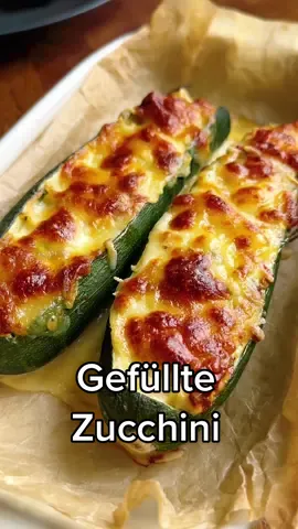 Gefüllte Zucchini mit Feta und Cherrytomaten Zutaten: 2 Zucchini  1 Ei 4 Cherrytomaten 50g feta 2 El Petersilie  2 El Zucchini (Reste vom Zucchini) Salz Pfeffer  Chiliflocken  4 El Mozzarella  ➡️bei 200 grad- 30-40 Minuten backen  🇬🇧 Stuffed zucchini with feta and cherry tomatoes  Ingredients:  2 zucchini  1 egg  4 cherry tomatoes  50g feta  2 tbsp parsley  2 tablespoons zucchini (leftover zucchini)  Salt  pepper  chili flakes  4 tablespoons of mozzarella  ➡️Bake at 200 degrees for 30-40 minutes. #stuffedzucchini #lowcalorierecipe #lowcarbrezepte #stuffedzucchiniboats #gefülltezuchini                      #asmrfood #tiktokfood