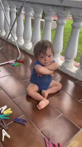 Tem um bebê que adora cruzar os bracinhos 🤣🤣🤣 #t21 #síndromededown #downsyndrome #vacation #cute #baby #Summer #fofuradodia #verão #fofura #férias #bebe 