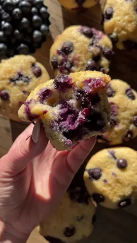 The best blueberry muffins 🫶🏻🫐 Extra fluffy & moist and filled with bursting fresh blueberries. Grab the recipe in my bio 💙 #blueberrymuffins #blueberryrecipes #muffins #muffinrecipe 