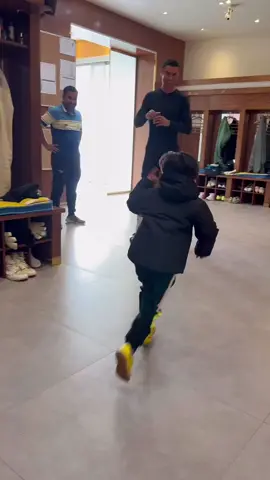 Talisca’s son showing his siuu to Ronaldo 💛😎 IG/marialauraesamueldavi0924 #ronaldo #siuuuu #cr7 #cristianoronaldo #alnassr #funny 