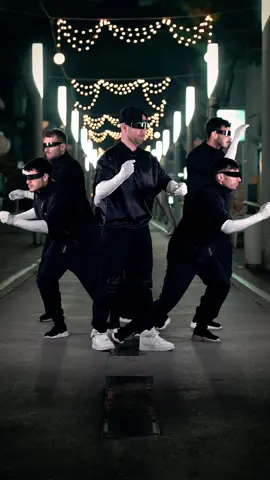 When popping meets tutting 🤖🖖 W/@poppinjohnsbk  #urbantheory #perspectivematters #tutting #tuttingdance #italydancers #dancecrew