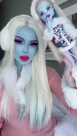 FINALMENTE COSPLAY DE MONSTER HIGH DE NOVO!!! fiquei animada demais com essa abbey em pleno verao sksksskks featuring boom pallette and brushes from @docolorofficial  wig from @L-email Wigs coipon vicbica acessories from @SHEIN coupon moods15 contacts from @beaueye_offical coupon vicbica15 icoffin from @Circuito Geek Store  @Monster High #monsterhigh #monsterhighcosplay #monsterhighmakeup #abbeybominablecosplay #abbeycosplay #abbeybominable 
